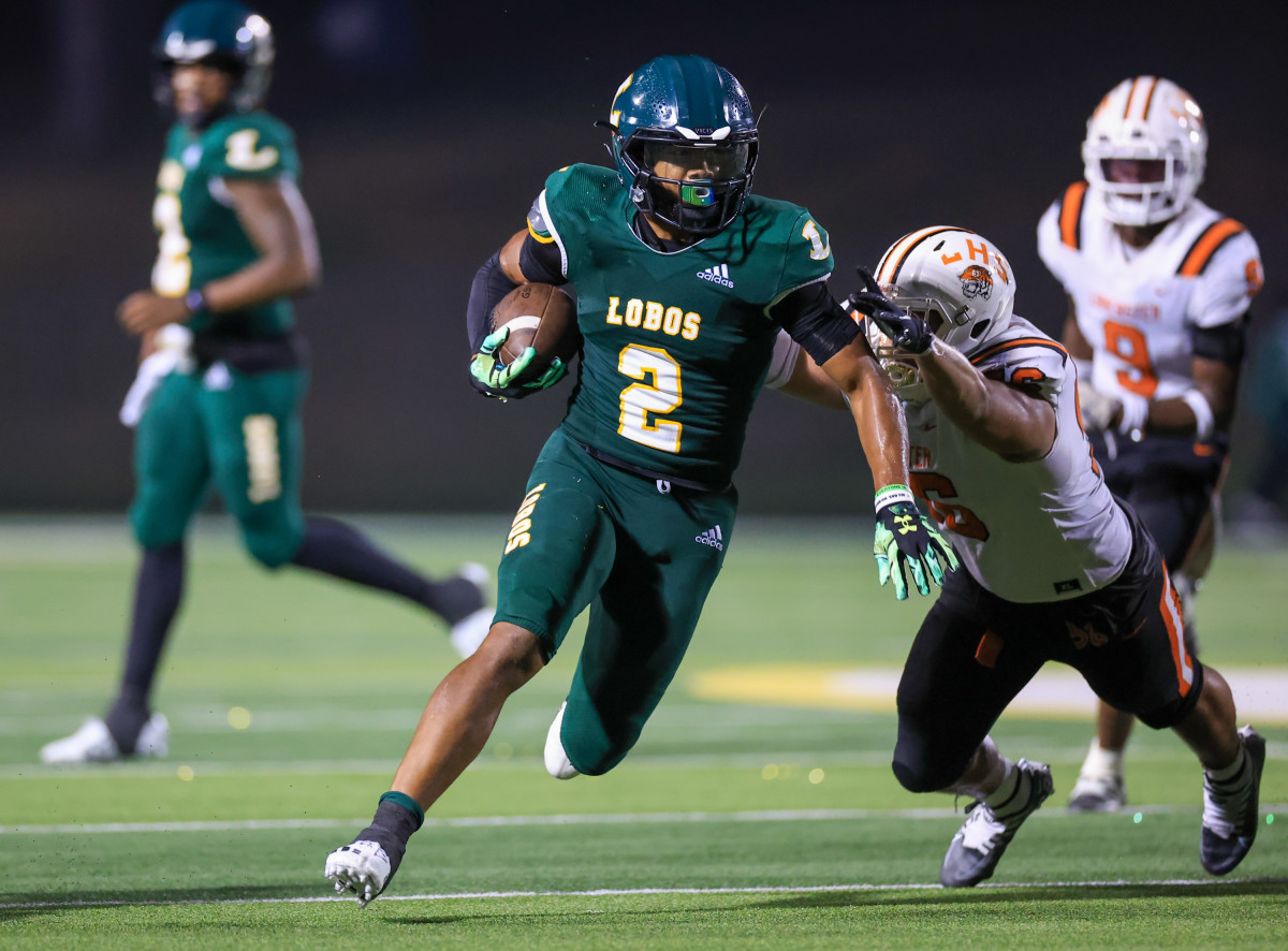 Oklahoma commit Taylor Tatum carries the ball during a Texas high school football game in Sept. 2022. 